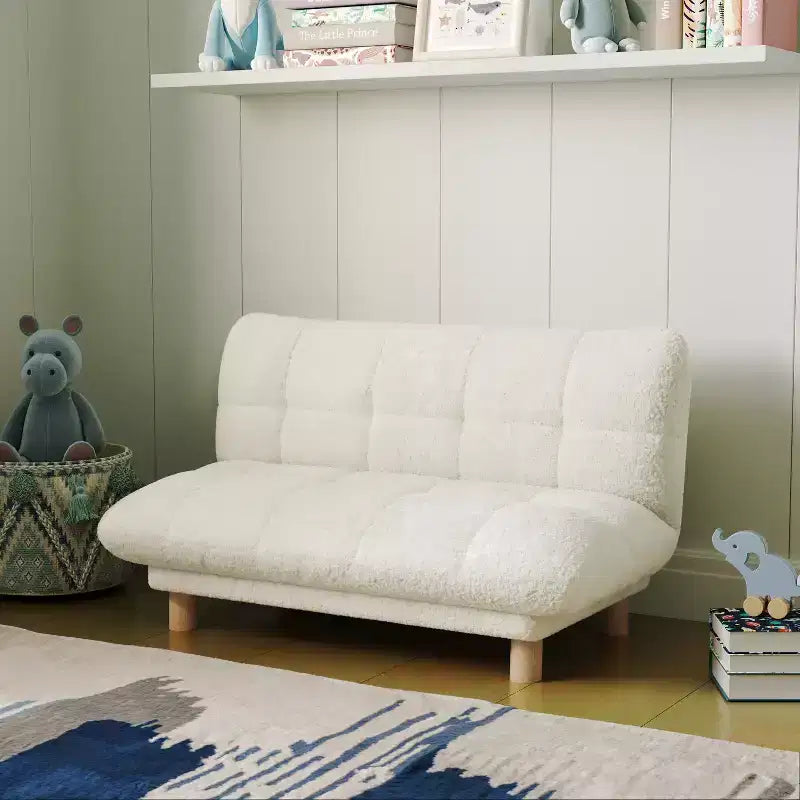 Canapé pour enfants rembourré en fausse fourrure d'agneau Buzz & Bloom avec assise et dossier capitonnés, pieds en bois, coloris marshmallow