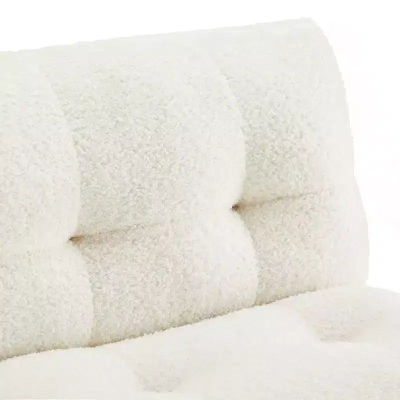Canapé pour enfants rembourré en fausse fourrure d'agneau Buzz & Bloom avec assise et dossier capitonnés, pieds en bois, coloris marshmallow