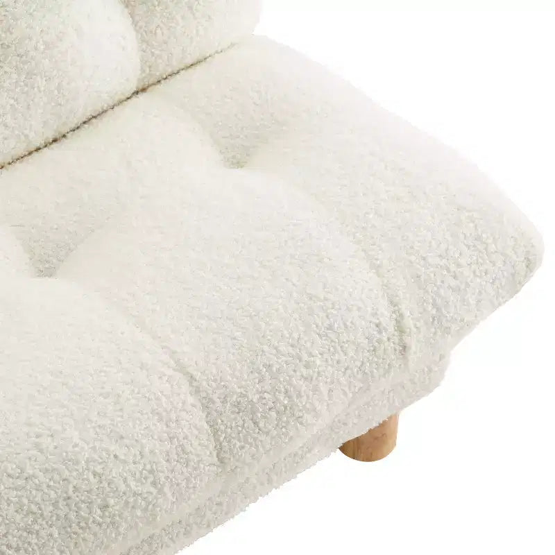 Canapé pour enfants rembourré en fausse fourrure d'agneau Buzz & Bloom avec assise et dossier capitonnés, pieds en bois, coloris marshmallow