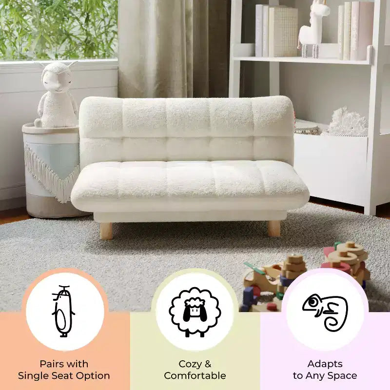Canapé pour enfants rembourré en fausse fourrure d'agneau Buzz & Bloom avec assise et dossier capitonnés, pieds en bois, coloris marshmallow