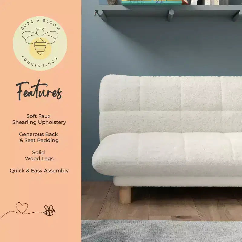 Canapé pour enfants rembourré en fausse fourrure d'agneau Buzz & Bloom avec assise et dossier capitonnés, pieds en bois, coloris marshmallow