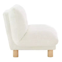 Canapé pour enfants rembourré en fausse fourrure d'agneau Buzz & Bloom avec assise et dossier capitonnés, pieds en bois, coloris marshmallow