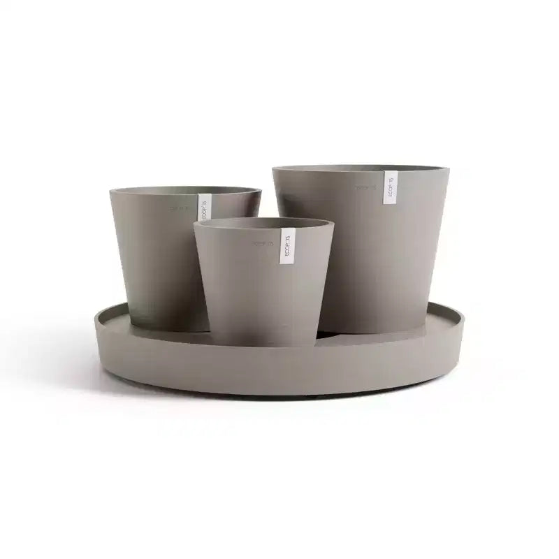Ecopots Dubai Pot de fleurs rond moderne et durable à arrosage automatique pour intérieur/extérieur en composite recyclé avec roulettes et soucoupe, taupe, 22
