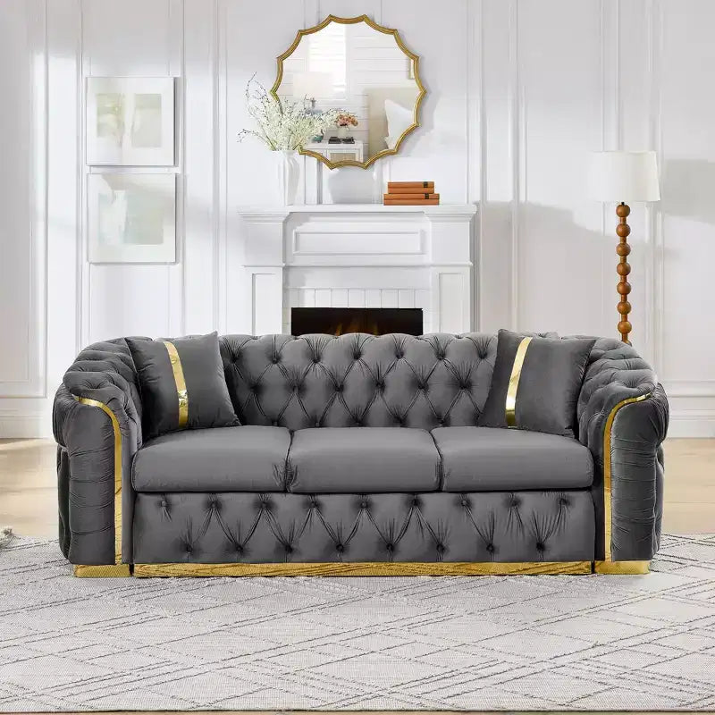 Canapé Chesterfield luxueux 90.6 pouces en velours avec capitonnage à boutons, accents dorés et 2 coussins - velours italien premium 280 g pour salons élégants