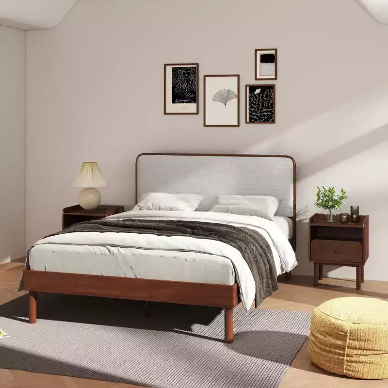 Roundhill Furniture Wyller Ensemble de chambre 3 pièces, lit plateforme avec deux tables de chevet, noyer naturel, Queen