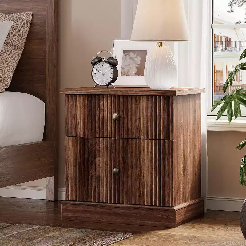 Table de chevet à tiroir cannelé, table de nuit moderne mid-century avec base à bord incurvé, rangement compact pour chambre et salon