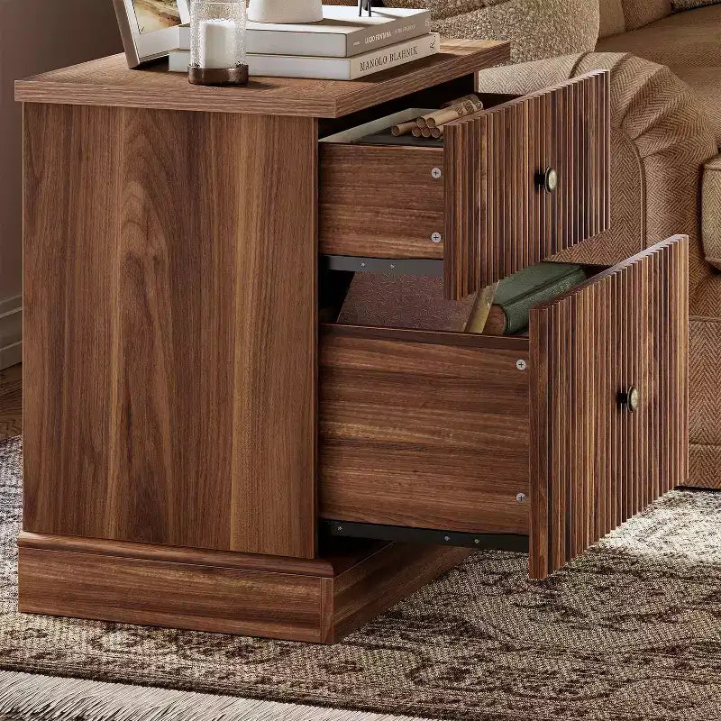 Table de chevet à tiroir cannelé, table de nuit moderne mid-century avec base à bord incurvé, rangement compact pour chambre et salon