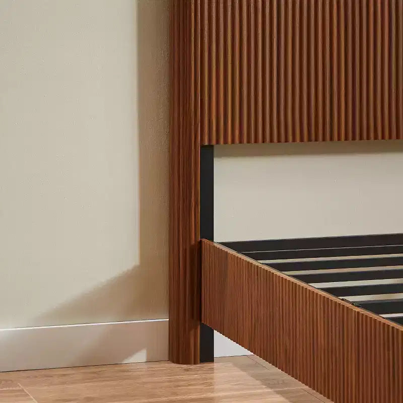 Cadre de lit plateforme en bois taille Full / Queen / King avec accents ondulés - ModernLuxe