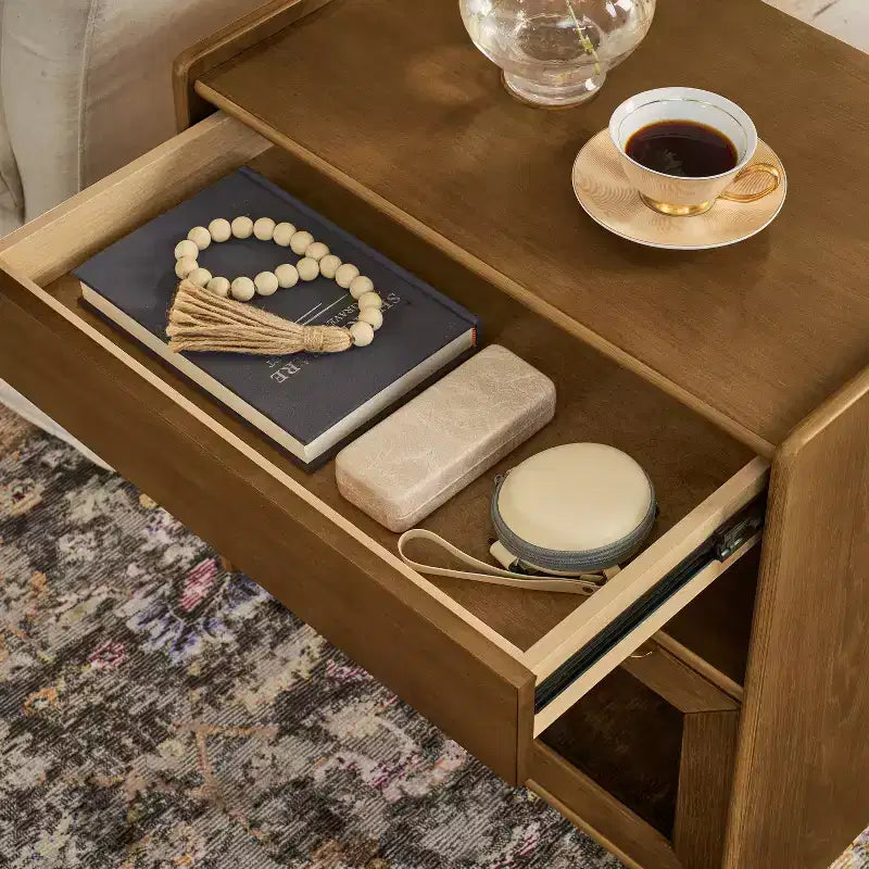 Table de chevet moderne mid-century avec station de charge, meuble 2 tiroirs et porte, design cannelé, verrouillable (W1801P303392)