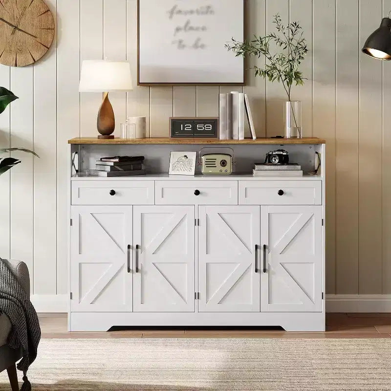 Buffet style ferme 51 po avec station de recharge, 3 tiroirs et 4 portes de grange, rangement de cuisine pour salle à manger, salon, blanc