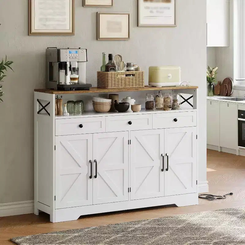 Buffet style ferme 51 po avec station de recharge, 3 tiroirs et 4 portes de grange, rangement de cuisine pour salle à manger, salon, blanc
