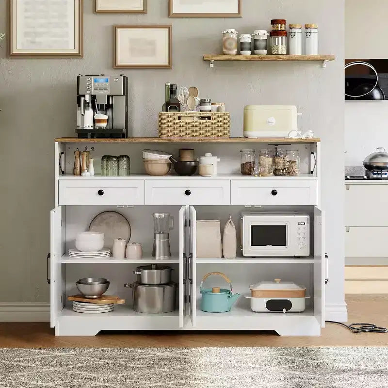 Buffet style ferme 51 po avec station de recharge, 3 tiroirs et 4 portes de grange, rangement de cuisine pour salle à manger, salon, blanc