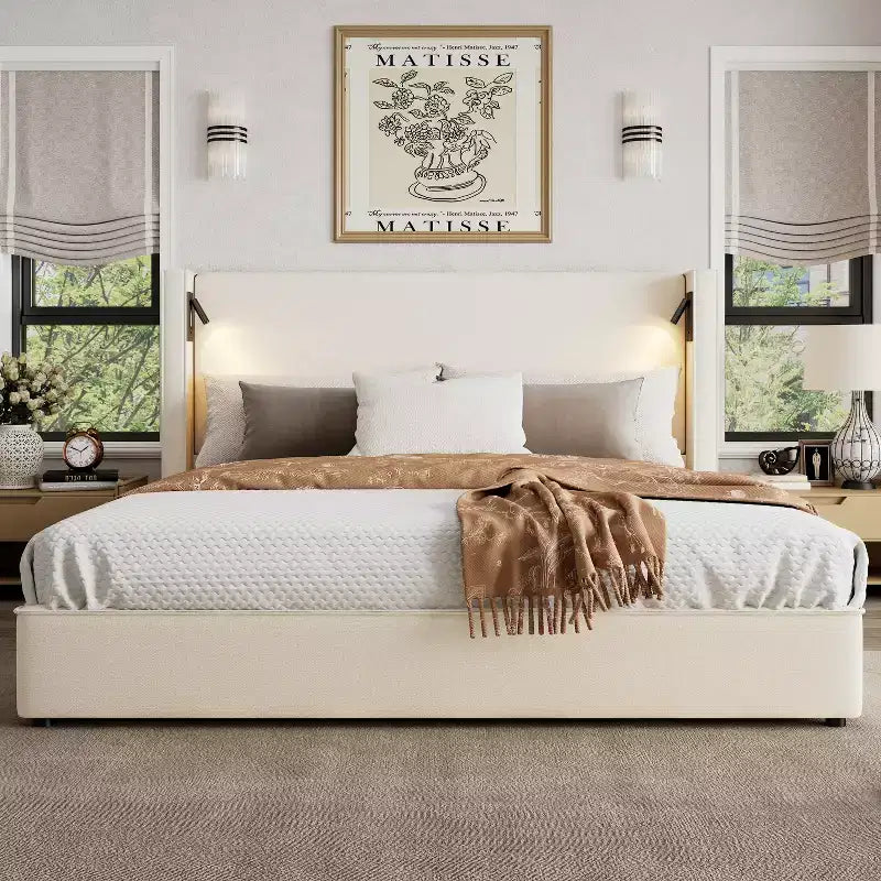 Christopher Knight Home Kanya - Cadre de lit moderne en bois tapissé en lin avec haute tête de lit à oreilles, lampe et port USB