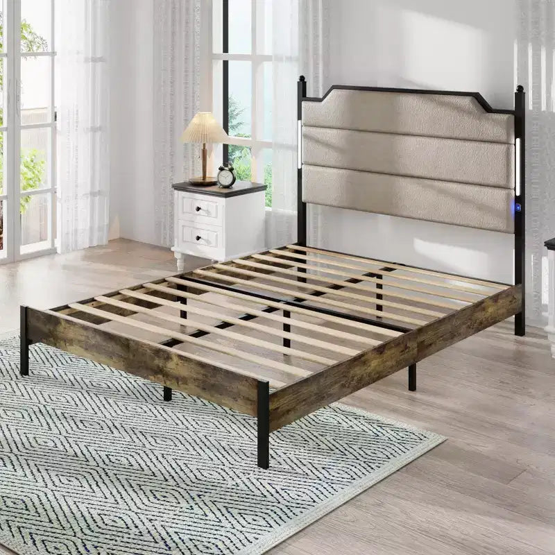 Lit plateforme taille Queen / King avec tête de lit tapissée, cadre de lit plateforme en bois avec station de recharge et éclairage LED, marron industriel