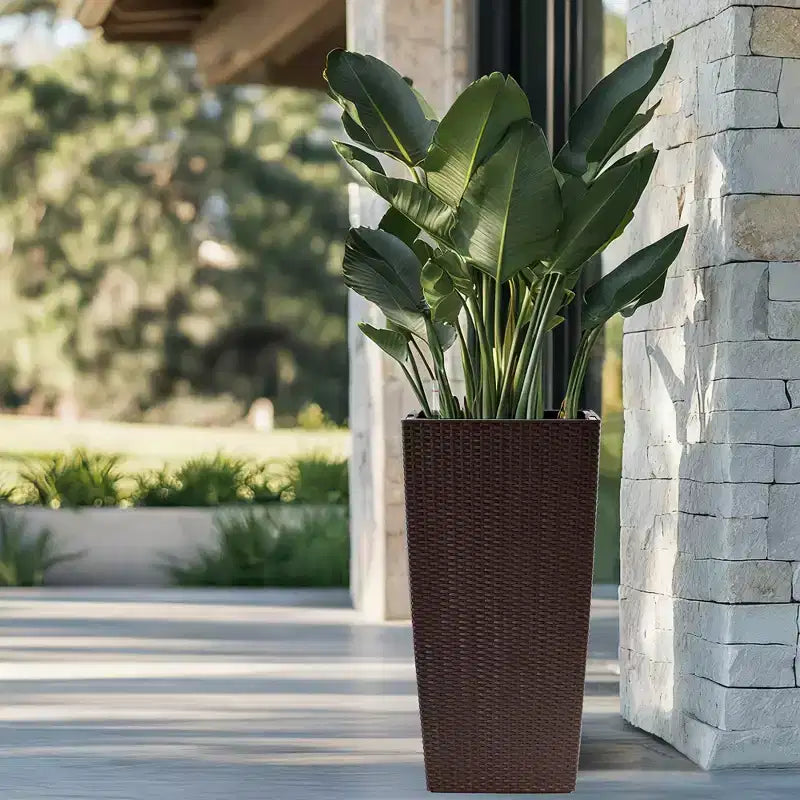 Jardinière à arrosage automatique brune 30 po de haut pour usage extérieur/interieur, grand pot de fleurs en faux rotin avec moniteur d'eau et seau interieur
