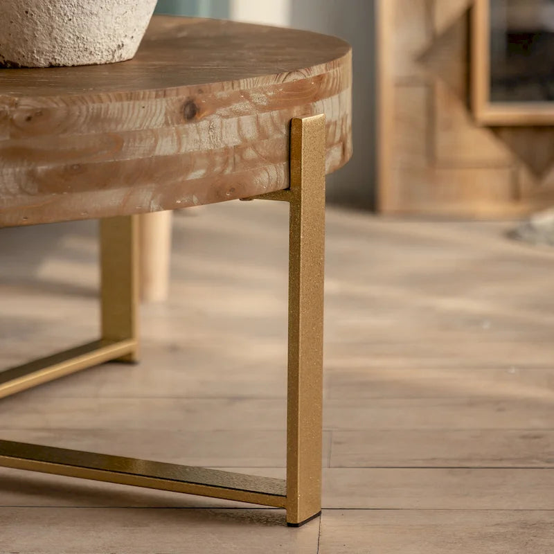 Table basse ronde rétro moderne à assemblage avec plateau en bois de sapin pied croisé doré, pour salon