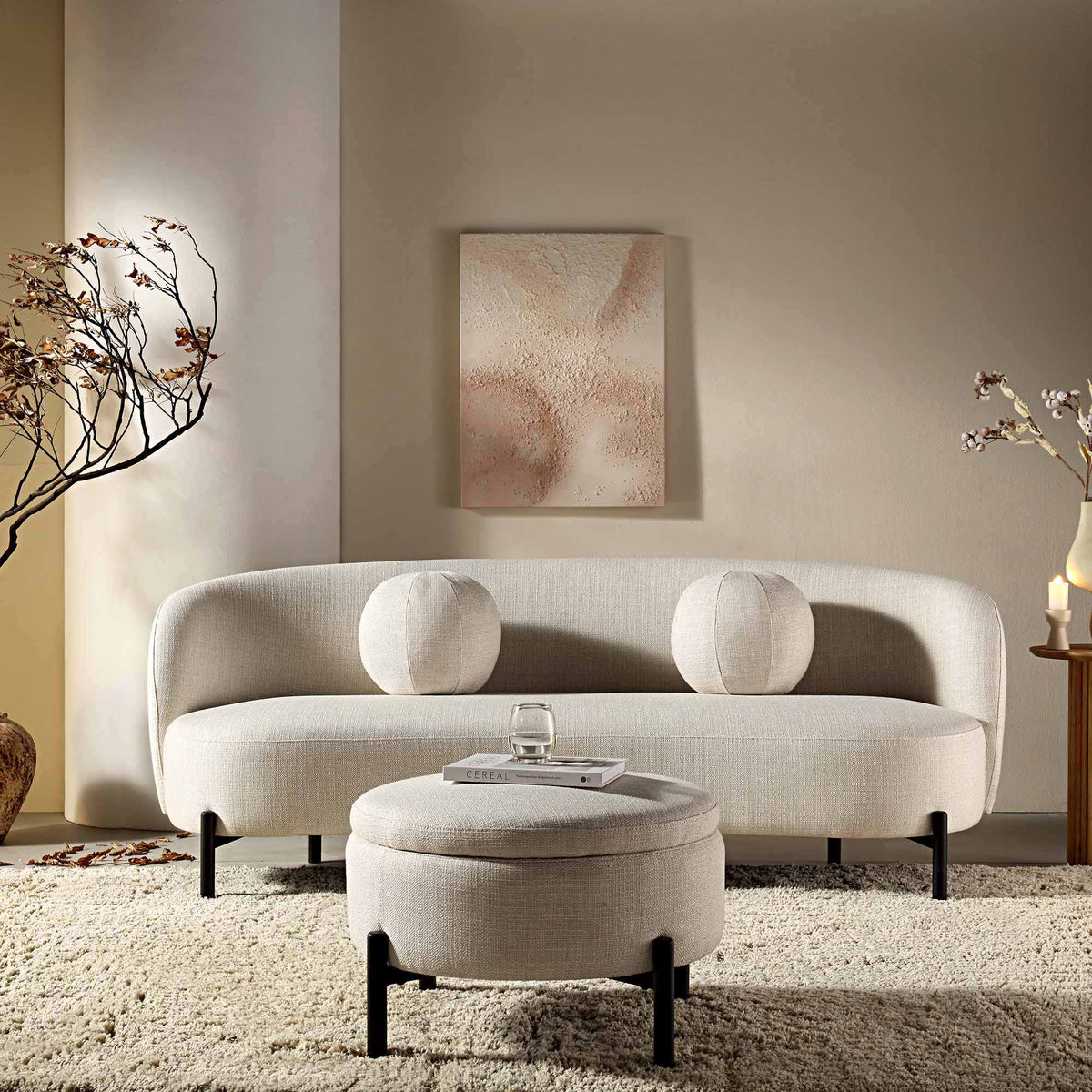 Canapé incurvé 3 places avec coussins boule, mélange de lin beige