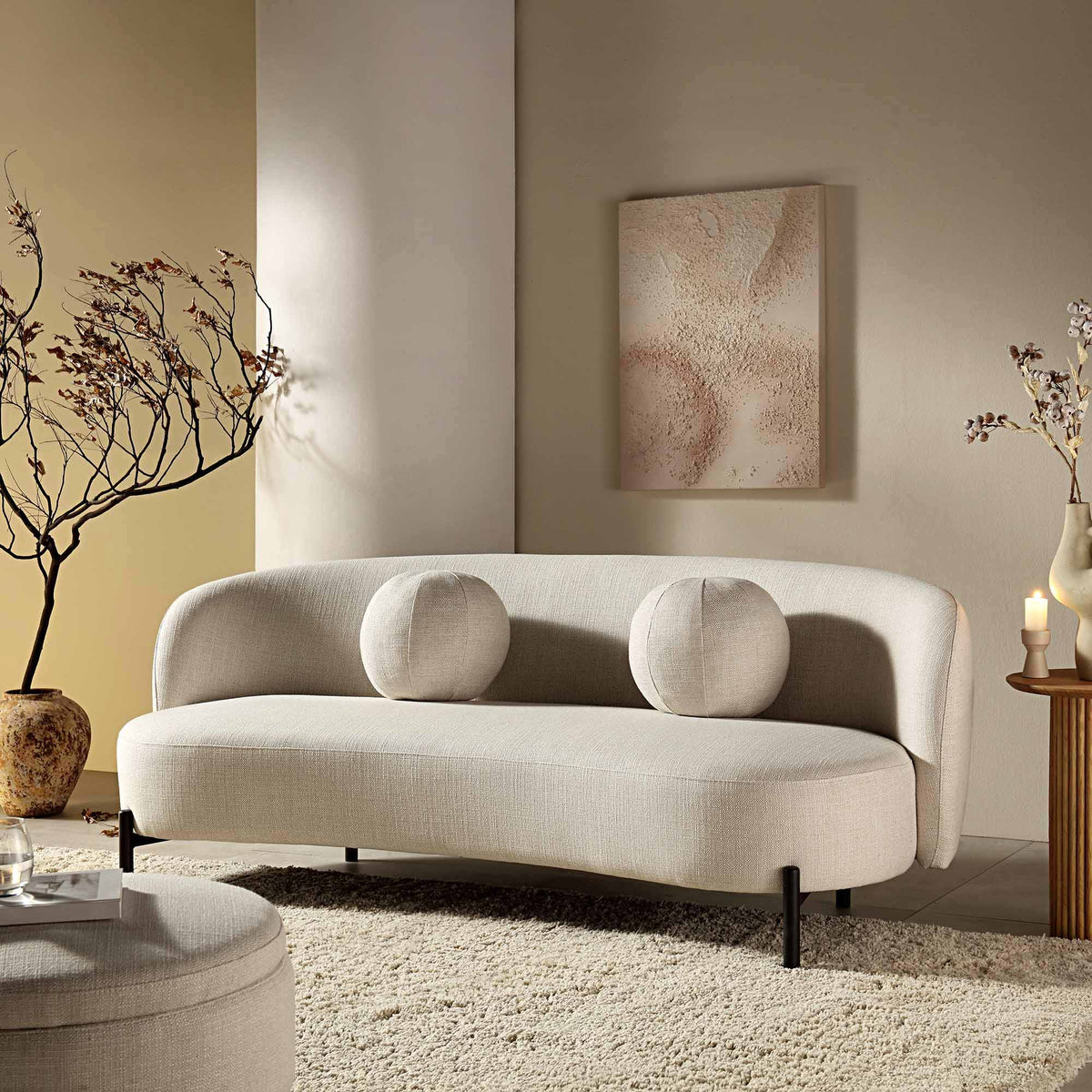 Canapé incurvé 3 places avec coussins boule, mélange de lin beige