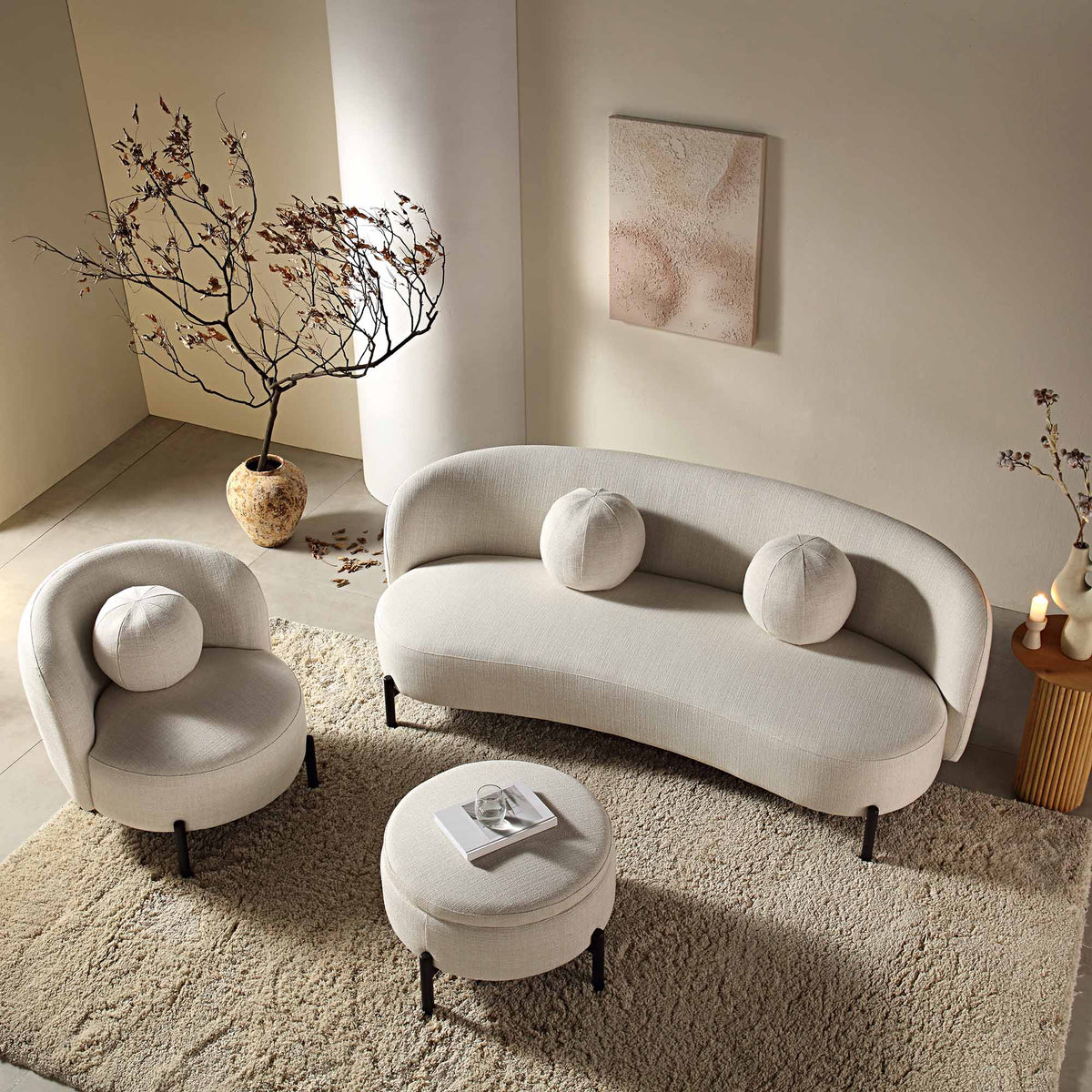 Canapé incurvé 3 places avec coussins boule, mélange de lin beige