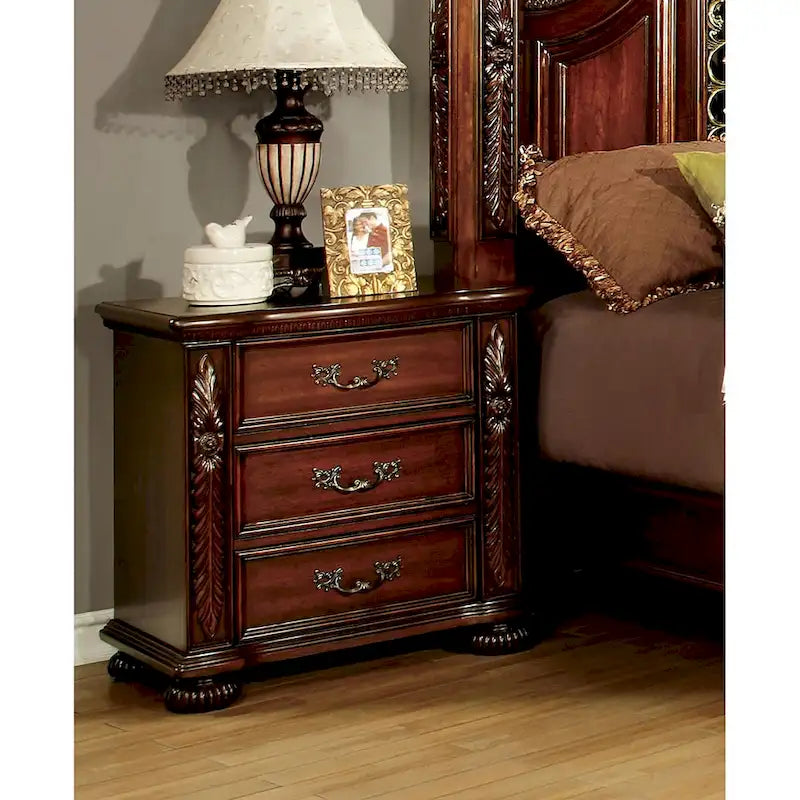 Table de chevet Ulis traditionnelle en bois massif de cerisier à 3 tiroirs par Furniture of America