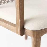 Chaise de salle à manger Clara à assise en tissu crème, dossier cannage et structure en bois massif brun clair
