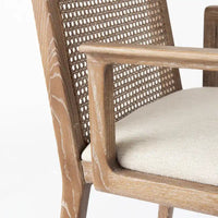 Chaise de salle à manger Clara à assise en tissu crème, dossier cannage et structure en bois massif brun clair