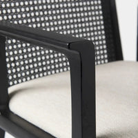 Chaise de salle à manger Clara à assise en tissu crème, dossier cannage et structure en bois massif brun clair