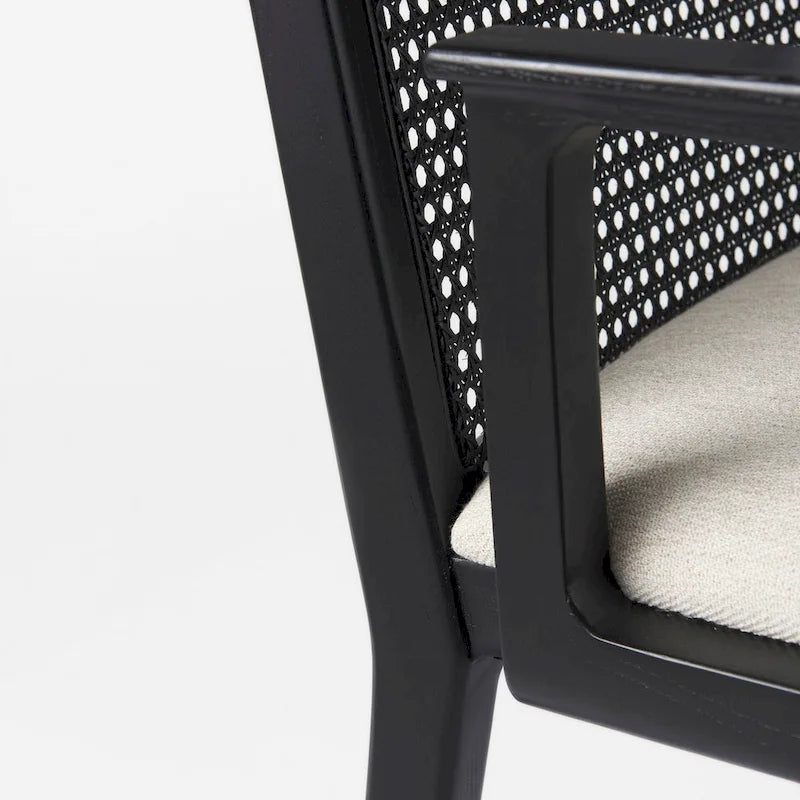 Chaise de salle à manger Clara à assise en tissu crème, dossier cannage et structure en bois massif brun clair