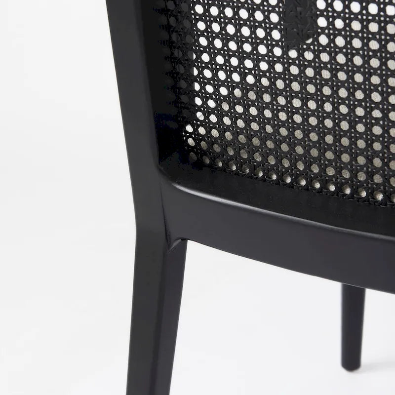 Chaise de salle à manger Clara à assise en tissu crème, dossier cannage et structure en bois massif brun clair