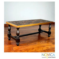 Table basse en bois de Mohena marron et cuir repoussé à la main, oiseaux andins (Pérou) - 18 H x 47 L x 19,75 P