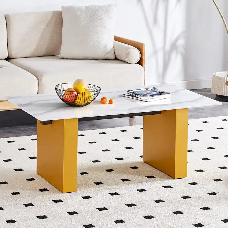 Table basse et table à manger moderne minimaliste en verre trempé avec plateau à autocollant, associée à un MDF doré décoratif