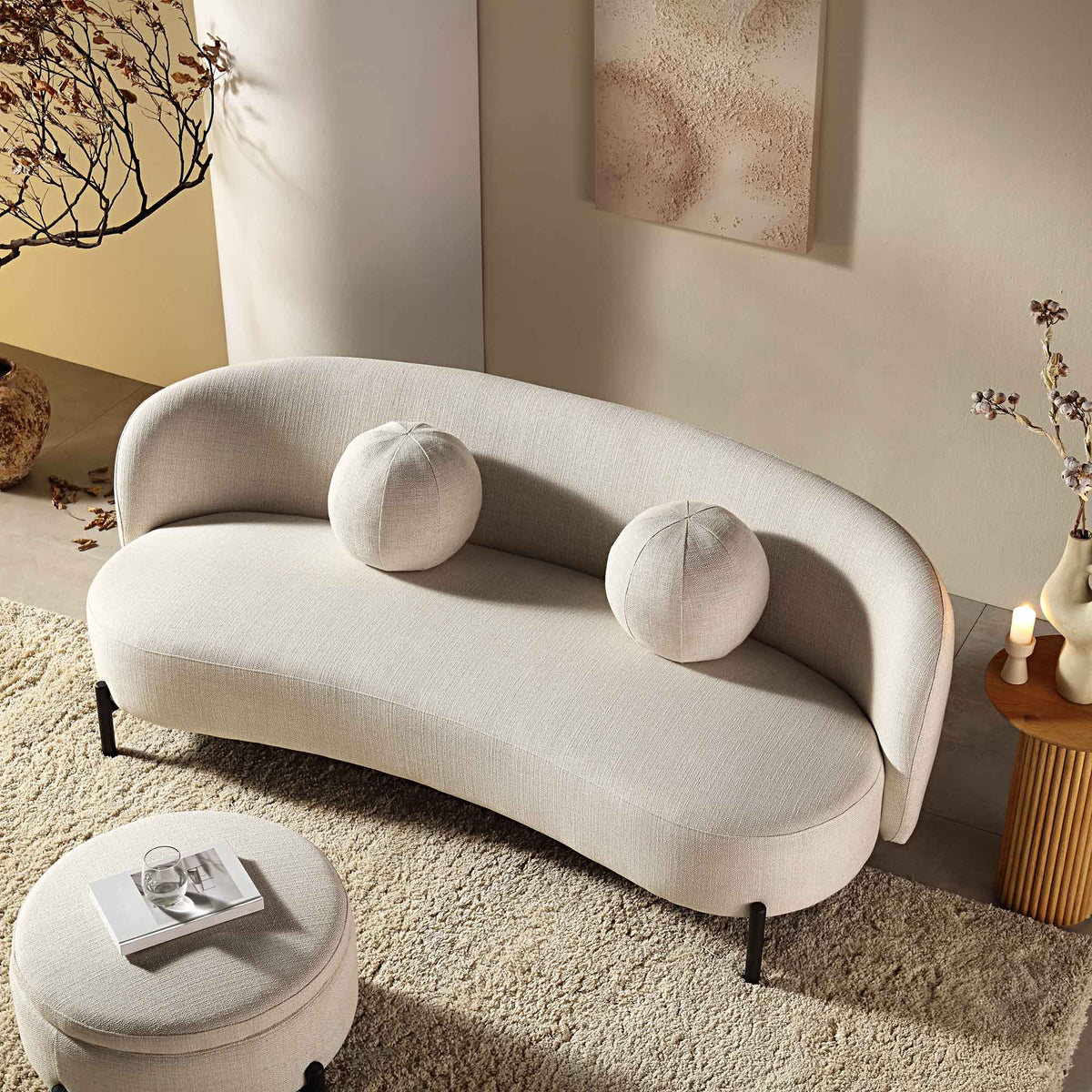 Canapé incurvé 3 places avec coussins boule, mélange de lin beige