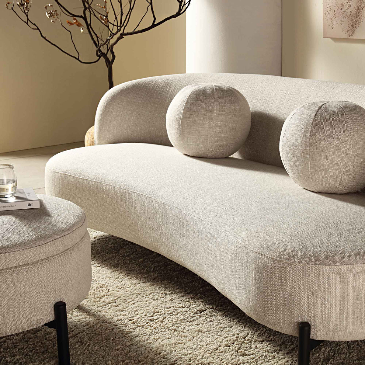 Canapé incurvé 3 places avec coussins boule, mélange de lin beige